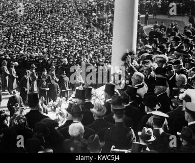 Präsident Warren Harding winken zu Masse von Eröffnungs-stand auf der östlichen Vorhalle des U.S. Capitol. Washington, D.C., 4. März 1921. (BSLOC 2015 15 16) Stockfoto