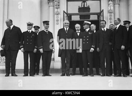 Präsident Warren Harding und einer Gruppe einschließlich Männer in Teekanne Dome Skandal verwickelt. Zu weit links ist Marine Staatssekretär Edwin Denby, schlecht verwaltet die Teekanne Dome Naval Öl finden. In der Mitte, hinter Harding sind Albert Fallen und Harry Daugherty. Ganz rechts ist Asst. Marine Sekretär, Theodore Roosevelt, Jr., eine unschuldige, aber immer noch beschädigt Zuschauer des Skandals. Ca. 1921-23. (BSLOC 2015 15 43) Stockfoto