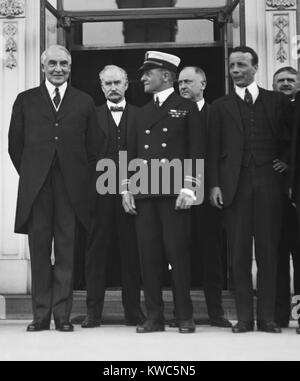 Präsident Warren Harding und Gruppe einschließlich der Männer in der Teekanne Dome Skandal verwickelt. Hinter Harding sind Albert Fallen und Harry Daugherty. Ganz rechts ist Asst. Marine Sekretär, Theodore Roosevelt, Jr., eine unschuldige, aber immer noch beschädigt Zuschauer des Skandals. Ca. 1921-23. (BSLOC 2015 15 44) Stockfoto