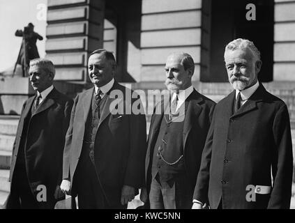 Republikanischen Staatsmänner, Ca. 1921-23. Leistungsstarke Republikanische Politiker, die hohe Positionen in der Roosevelt, Taft, Harding, und Coolidge Verwaltungen statt. L-R: Elihu Root, Oscar Underwood, Charles Evans Hughes, Henry Cabot Lodge, Sr. (BSLOC 2015 15 57) Stockfoto