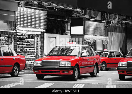 Die Taxis auf der Straße in Hongkong. Über 90 % der täglichen Reisenden die Benutzung der öffentlichen Verkehrsmittel, das den höchsten Rang in der Welt. Stockfoto