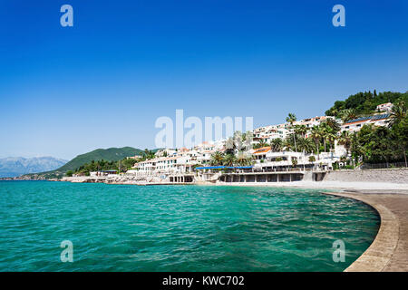 Deich und Strand in Herceg Novi, Montenegro Stockfoto