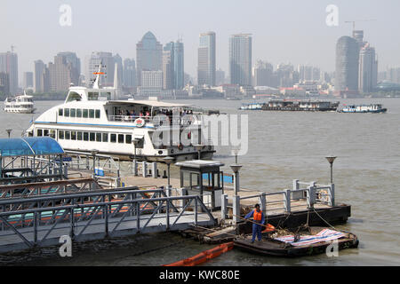 Fähre in der Nähe von Pier am Fluss Huangpu in Shanghai, China Stockfoto