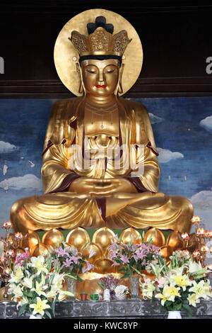 Statue der Göttin Guan Yin im inneren Tempel in Suzhou, China Stockfoto