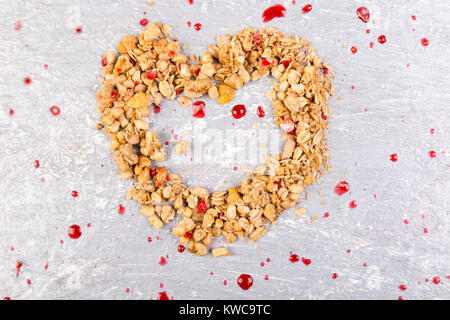 Form Herz aus Müsli. Valentinstag. Kopieren Sie Platz. Ansicht von oben. Gesundes Konzept Stockfoto