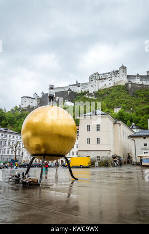 Salzburg, Österreich - 29. April 2015: Square im Stadtzentrum. Salzburg ist für ihre barocke Architektur bekannt und war der Geburtsort von Mozart. Es ist Stockfoto