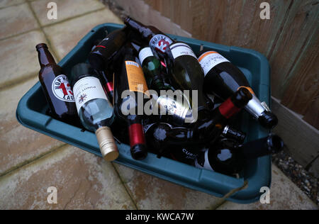 Leere Alkoholflaschen liegen nach der Weihnachtszeit in einer Recycling-Box. Stockfoto