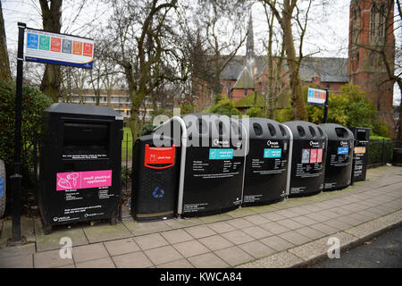 Flasche Banken auf Kilburn Park Road, London, nach der Weihnachtszeit. Stockfoto