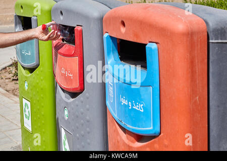 Drei wheelie Bins in drei verschiedenen Farben für getrennten Abfällen liegt Yazd, Iran verwendet. Stockfoto