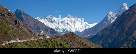 Himalaya, Nepal, Aussicht auf den Mount Everest und Lothse im Sagarmatha Nationalpark auf dem Weg zum Mount Everest Base Stockfoto