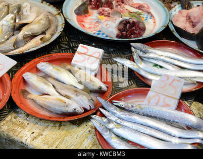 Street Food mit frischem Fisch und Meeresfrüchten für Verkauf an den asiatischen Markt in Hongkong, China Stockfoto