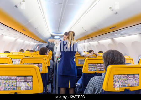 Stewardess, die Passagiere mit Ryanair Flug am 14. Dezember 2017 auf einem Flug von Triest nach Valencia. Stockfoto