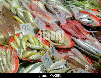 Street Food mit frischem Fisch und Meeresfrüchten für Verkauf an den asiatischen Markt in Hongkong, China Stockfoto