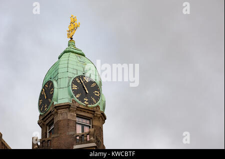 Rotterdam, Niederlande - 18.Dezember, 2017: Turm, die Windrichtung auf der Hotel New York. Stockfoto