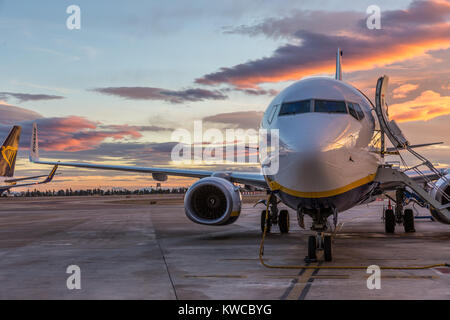 Ryanair Jet kommerzielle Flugzeug auf Flughafen Valencia bei Sonnenuntergang. Stockfoto