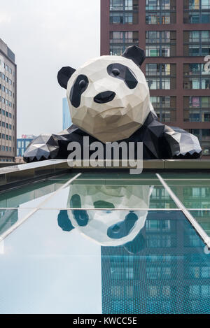 Chengdu, China - 24. Mai 2016: Panda Skulptur von Lawrence Argent in einem Glas Oberfläche in IFS Gebäude widerspiegelt Stockfoto