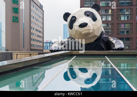 Chengdu, China - 24. Mai 2016: Panda Skulptur von Lawrence Argent in einem Glas Oberfläche in IFS Gebäude widerspiegelt Stockfoto