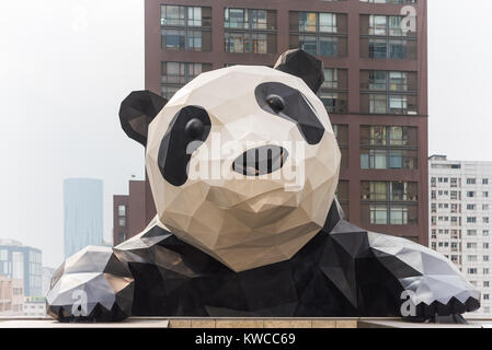 Chengdu, China - 24. Mai 2016: Panda Skulptur von Lawrence Argent in IFS Gebäude Stockfoto