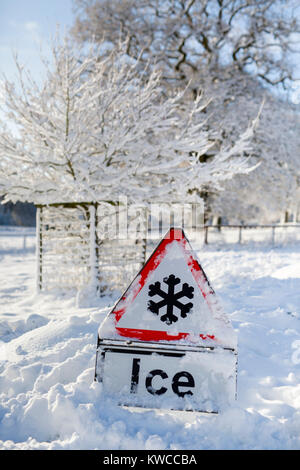 Ein Warnschild mit Schnee bedeckt. Stockfoto