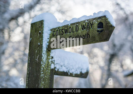 Cotswold Way National Trail finger Post mit Schnee bedeckt, crickley Hill, Gloucestershire, VEREINIGTES KÖNIGREICH Stockfoto