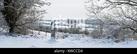 Die Laurie Lee Weise Poesie Post an den Stieren Kreuz im Winter, Stroud, Gloucestershire, VEREINIGTES KÖNIGREICH Stockfoto