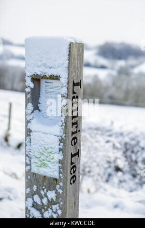 Die Laurie Lee Weise Poesie Post an den Stieren Kreuz im Winter, Stroud, Gloucestershire, VEREINIGTES KÖNIGREICH Stockfoto