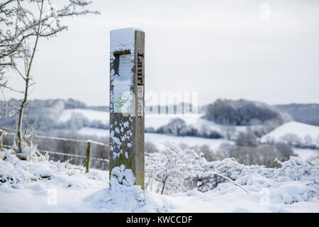 Die Laurie Lee Weise Poesie Post an den Stieren Kreuz im Winter, Stroud, Gloucestershire, VEREINIGTES KÖNIGREICH Stockfoto