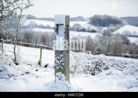 Die Laurie Lee Weise Poesie Post an den Stieren Kreuz im Winter, Stroud, Gloucestershire, VEREINIGTES KÖNIGREICH Stockfoto