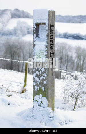 Die Laurie Lee Weise Poesie Post an den Stieren Kreuz im Winter, Stroud, Gloucestershire, VEREINIGTES KÖNIGREICH Stockfoto