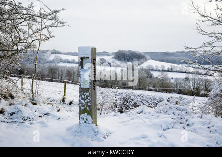 Die Laurie Lee Weise Poesie Post an den Stieren Kreuz im Winter, Stroud, Gloucestershire, VEREINIGTES KÖNIGREICH Stockfoto