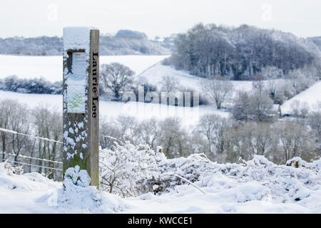 Die Laurie Lee Weise Poesie Post an den Stieren Kreuz im Winter, Stroud, Gloucestershire, VEREINIGTES KÖNIGREICH Stockfoto