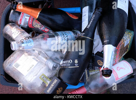 Leere Flaschen Alkohol liegen in einem Recycling, nachdem die Weihnachtszeit. Stockfoto