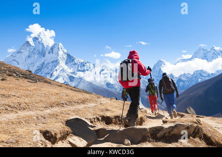 Himalaya, Nepal, 5. November 2017 - eine touristische Trekking nach Lobuche Dorf 5000m über dem Meeresspiegel in Sagarmatha Nationalpark auf dem Weg zum Mount Everest Base Stockfoto