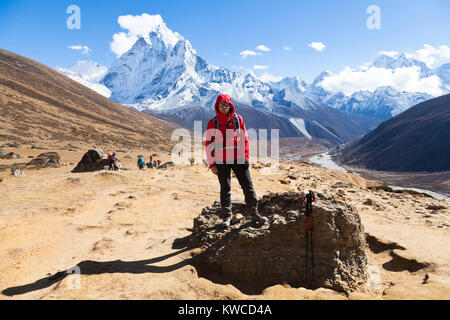 Himalaya, Nepal, 5. November 2017 - eine touristische Trekking nach Lobuche Dorf 5000m über dem Meeresspiegel in Sagarmatha Nationalpark auf dem Weg zum Mount Everest Base Stockfoto