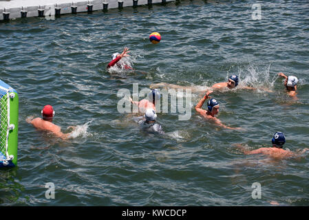 Wasserball am Hafen von Kapstadt, Western Cape, Südafrika, Dezember 2017 gespielt. Stockfoto