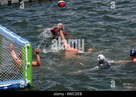 Wasserball am Hafen von Kapstadt, Western Cape, Südafrika, Dezember 2017 gespielt. Stockfoto