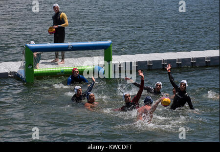 Wasserball am Hafen von Kapstadt, Western Cape, Südafrika, Dezember 2017 gespielt. Stockfoto