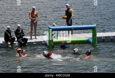 Wasserball am Hafen von Kapstadt, Western Cape, Südafrika, Dezember 2017 gespielt. Stockfoto