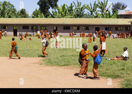 Kinder in Uniformen spielen in den Patio der Grundschule in ländlicher Umgebung in der Nähe von Arusha, Tansania, Afrika. Stockfoto