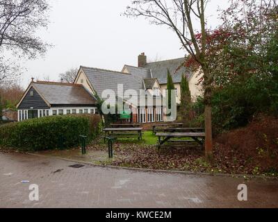 Das Hungry Horse Pub Bauernhaus auf einem nassen, verregneten, bewölkten Tag. Grange Farm, Kesgrave, Suffolk. Stockfoto