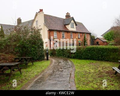 Das Hungry Horse Pub Bauernhaus auf einem nassen, verregneten, bewölkten Tag. Grange Farm, Kesgrave, Suffolk. Stockfoto