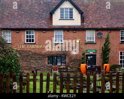 Das Hungry Horse Pub Bauernhaus auf einem nassen, verregneten, bewölkten Tag. Grange Farm, Kesgrave, Suffolk. Stockfoto