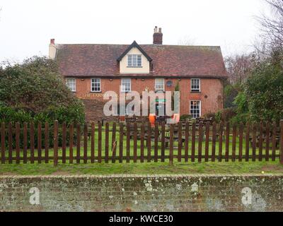 Das Hungry Horse Pub Bauernhaus auf einem nassen, verregneten, bewölkten Tag. Grange Farm, Kesgrave, Suffolk. Stockfoto