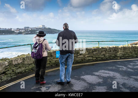 Zwei Personen mit Blick auf das Meer in Newquay Cornwall. Stockfoto