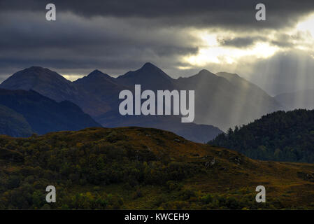 Dämmerungs Lichtstrahlen über die fünf Schwestern Stockfoto