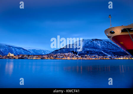 Tromsø, Norwegen, Aussicht über das Wasser in der Dämmerung Stockfoto