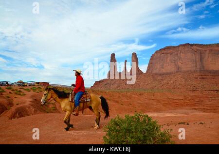 Navajo Reiter reitet Pferd durch das Monument Valley Utah Stockfoto