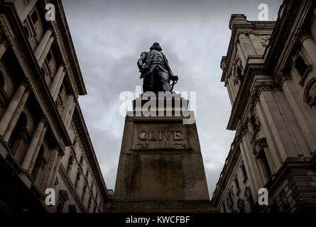 Clive von Indien Statue, ein Grad II - Gelistet Bronze Statue von Robert Clive, 1. Baron Clive, von John Tweed, ist King Charles Street, Whitehall, Stockfoto