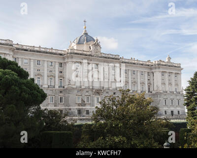 Blick auf den Königlichen Palast aus dem Garten Sabatini. Madrid, Spanien. Stockfoto