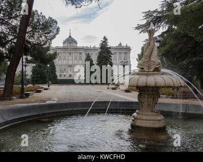 Blick auf den Königlichen Palast aus dem Garten Sabatini. Madrid, Spanien. Stockfoto